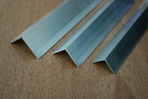 Уголок 25*25*1,2 1м без окраски